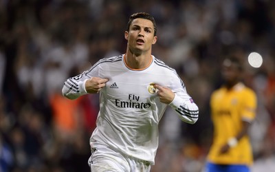 BET5体育动态-克拉马里奇进球后指向助攻者